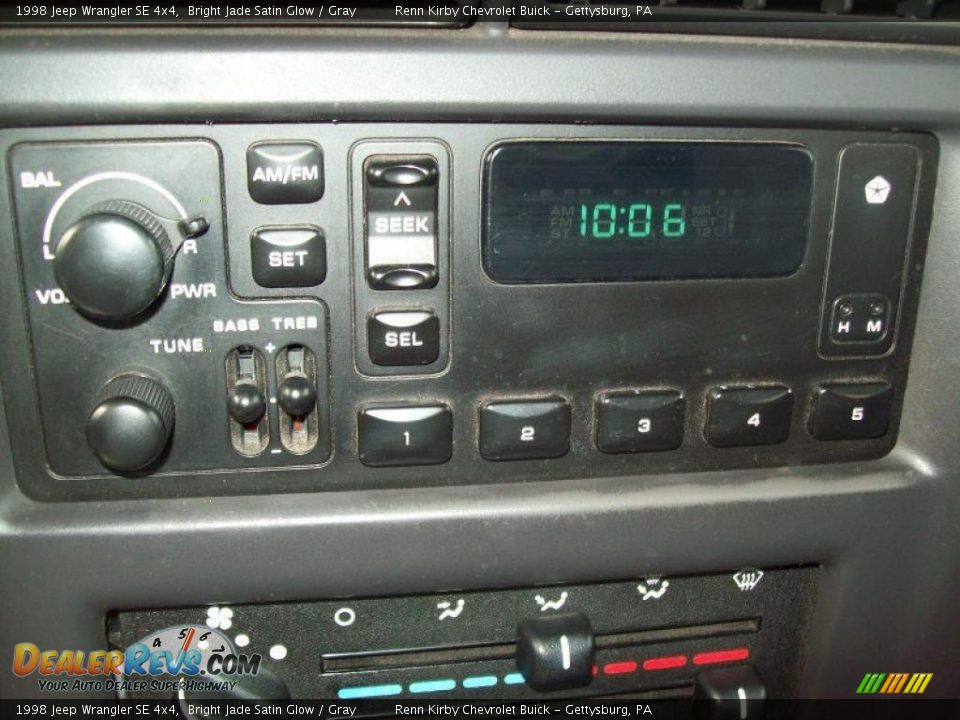 Controls of 1998 Jeep Wrangler SE 4x4 Photo #7