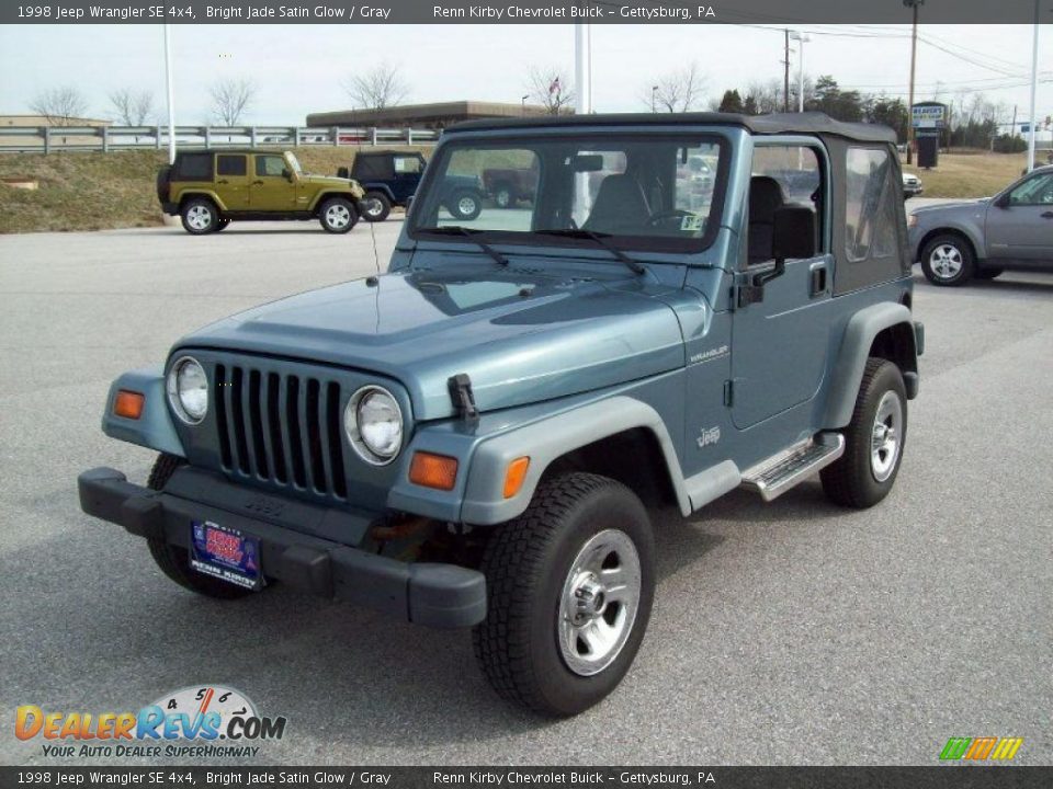 Front 3/4 View of 1998 Jeep Wrangler SE 4x4 Photo #9
