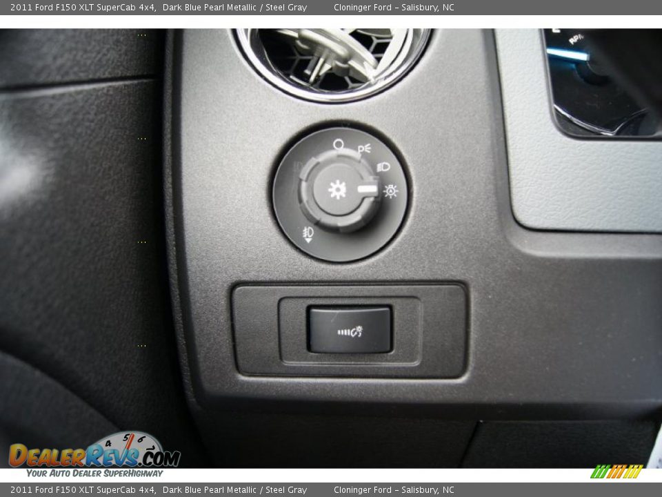 Controls of 2011 Ford F150 XLT SuperCab 4x4 Photo #35
