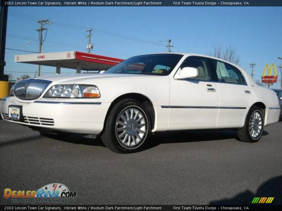 2003 Lincoln Town Car Signature Vibrant White / Medium Dark Parchment/Light Parchment Photo #1