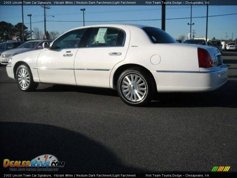 2003 Lincoln Town Car Signature Vibrant White / Medium Dark Parchment/Light Parchment Photo #2