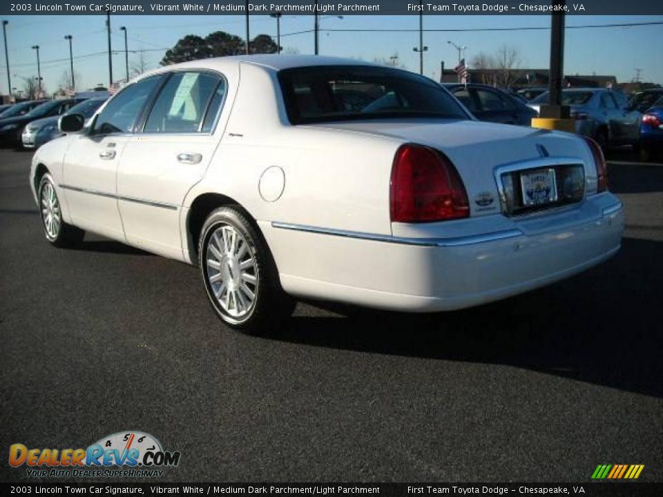 2003 Lincoln Town Car Signature Vibrant White / Medium Dark Parchment/Light Parchment Photo #3