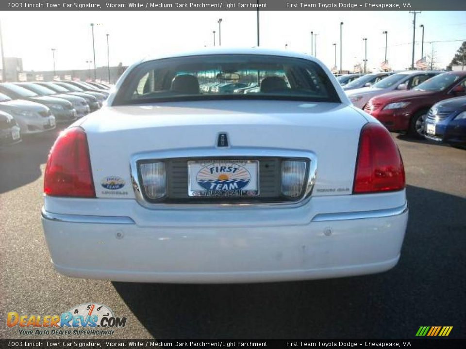 2003 Lincoln Town Car Signature Vibrant White / Medium Dark Parchment/Light Parchment Photo #4