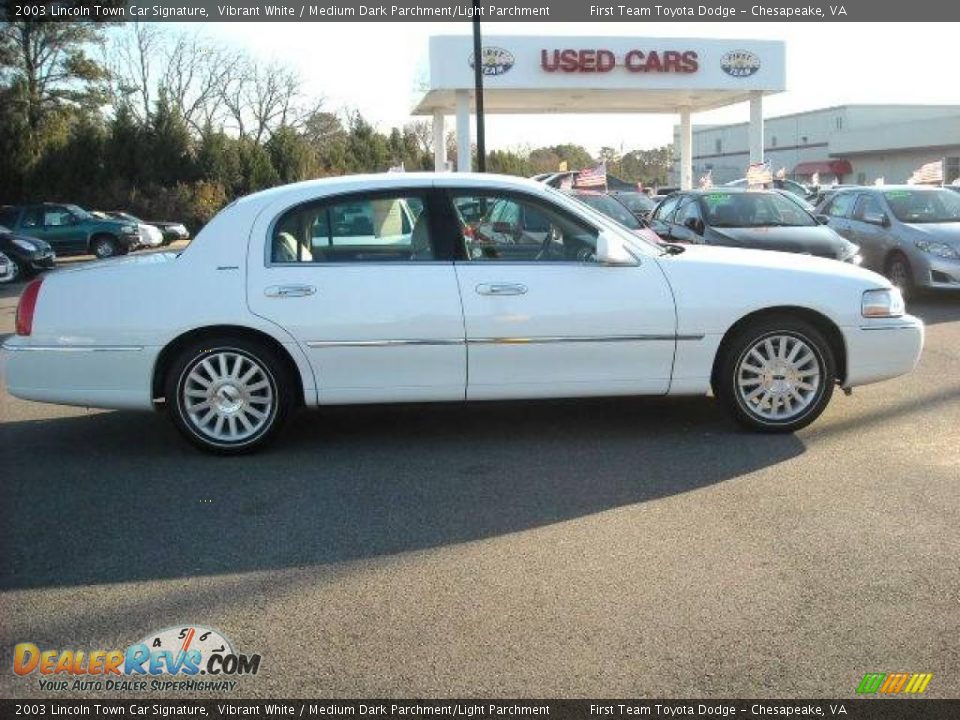 2003 Lincoln Town Car Signature Vibrant White / Medium Dark Parchment/Light Parchment Photo #5