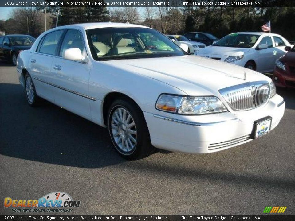 2003 Lincoln Town Car Signature Vibrant White / Medium Dark Parchment/Light Parchment Photo #6