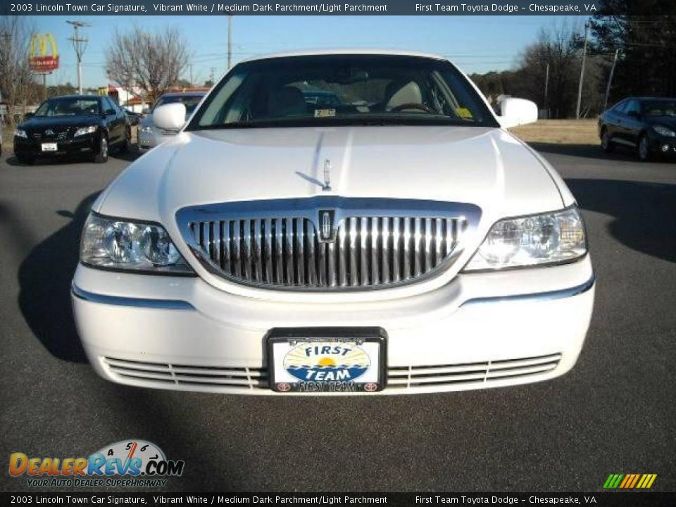 2003 Lincoln Town Car Signature Vibrant White / Medium Dark Parchment/Light Parchment Photo #7