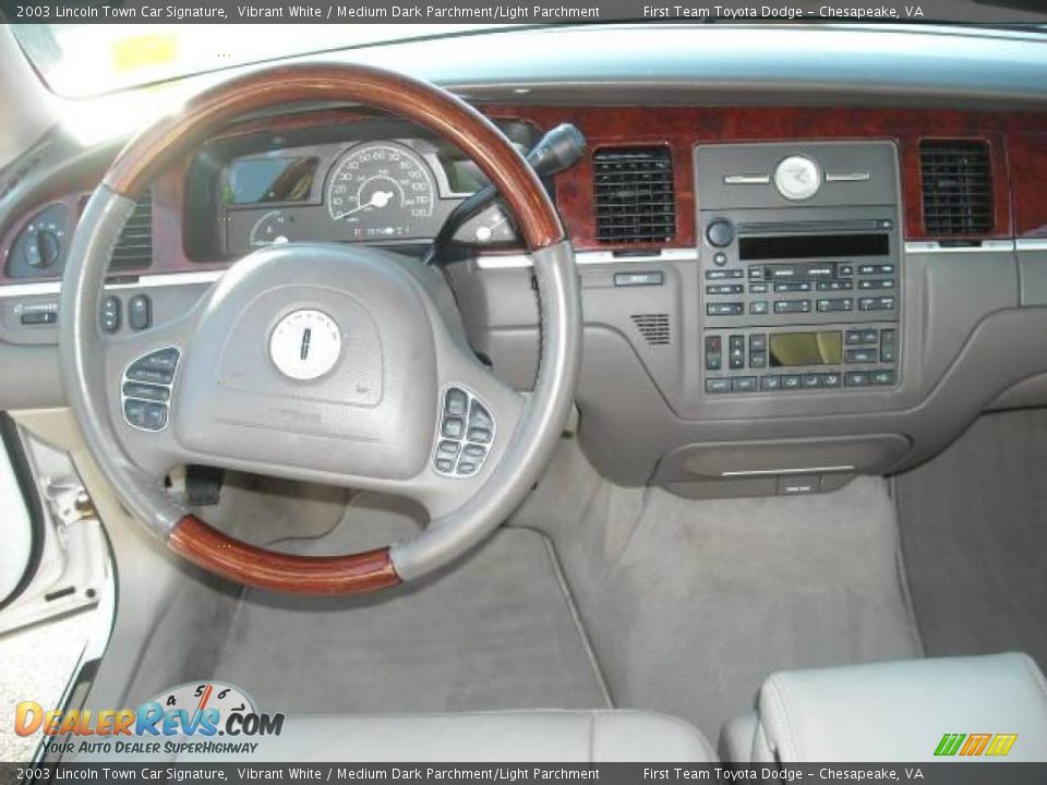 2003 Lincoln Town Car Signature Vibrant White / Medium Dark Parchment/Light Parchment Photo #10