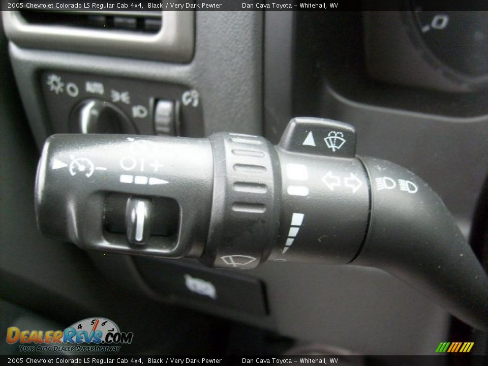 Controls of 2005 Chevrolet Colorado LS Regular Cab 4x4 Photo #13