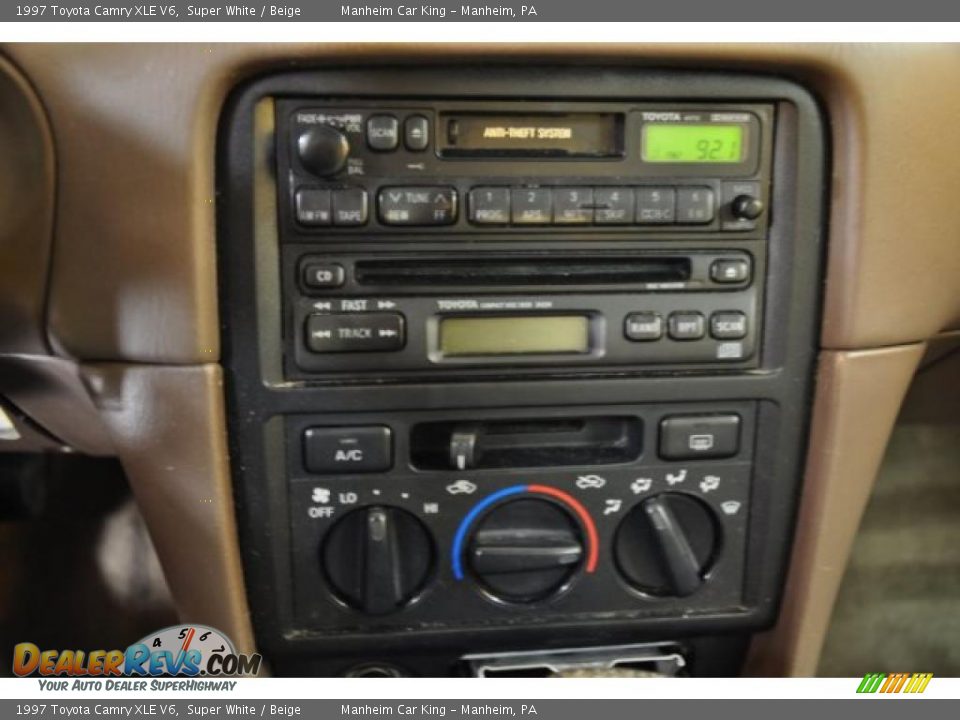 1997 Toyota Camry XLE V6 Super White / Beige Photo #6