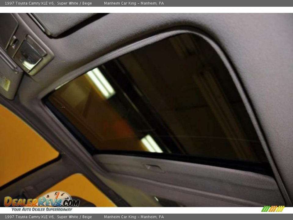 1997 Toyota Camry XLE V6 Super White / Beige Photo #8