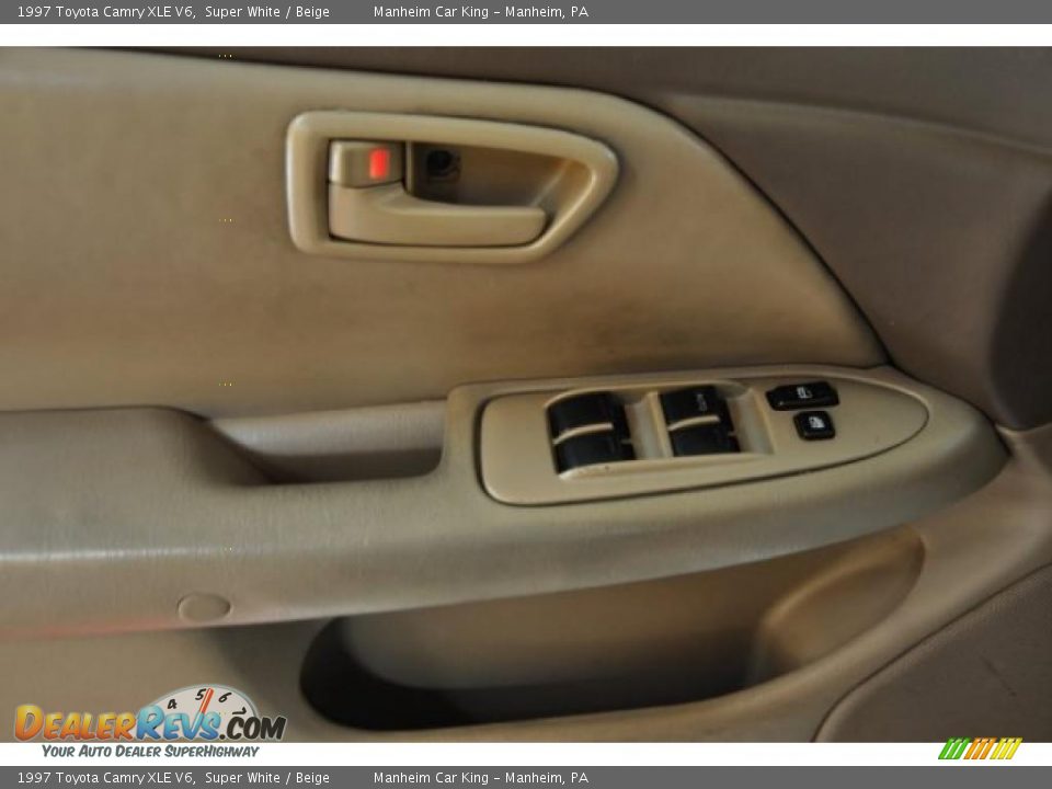 1997 Toyota Camry XLE V6 Super White / Beige Photo #10