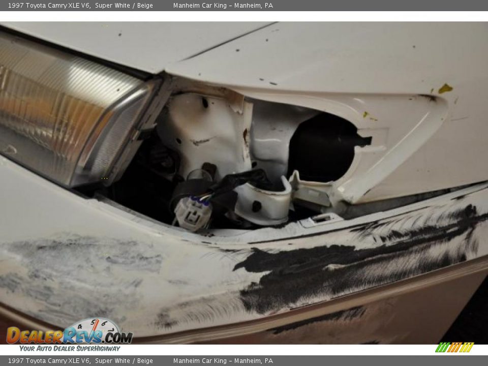 1997 Toyota Camry XLE V6 Super White / Beige Photo #31