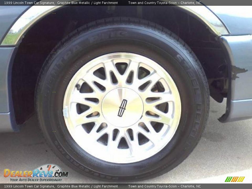 1999 Lincoln Town Car Signature Wheel Photo #3