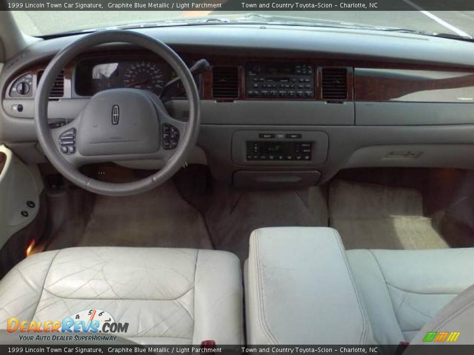 1999 Lincoln Town Car Signature Graphite Blue Metallic / Light Parchment Photo #5