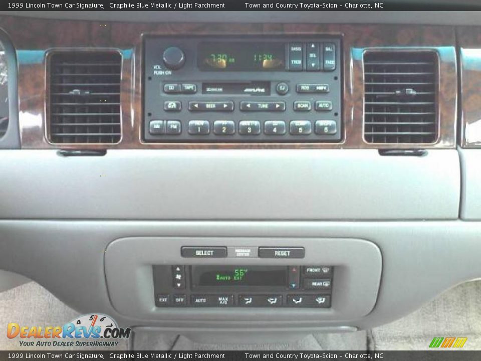 Controls of 1999 Lincoln Town Car Signature Photo #8