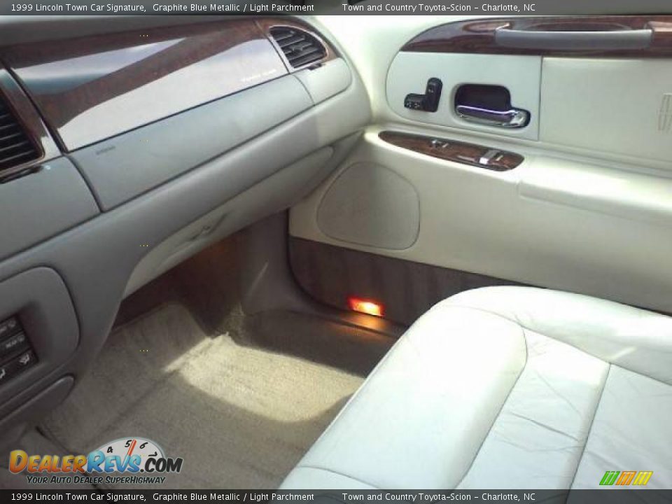 1999 Lincoln Town Car Signature Graphite Blue Metallic / Light Parchment Photo #11