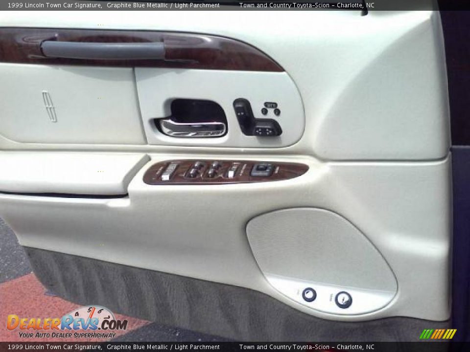 1999 Lincoln Town Car Signature Graphite Blue Metallic / Light Parchment Photo #12