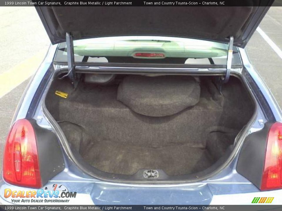 1999 Lincoln Town Car Signature Trunk Photo #15