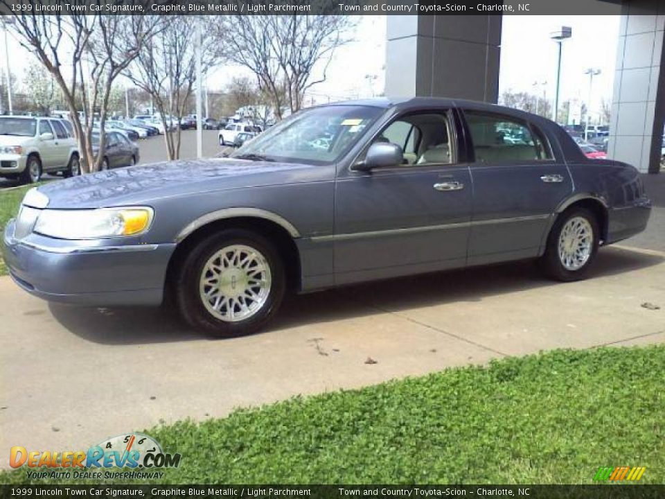1999 Lincoln Town Car Signature Graphite Blue Metallic / Light Parchment Photo #18