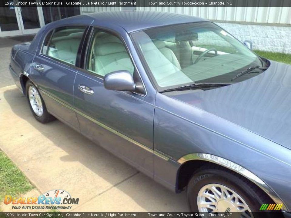 1999 Lincoln Town Car Signature Graphite Blue Metallic / Light Parchment Photo #20