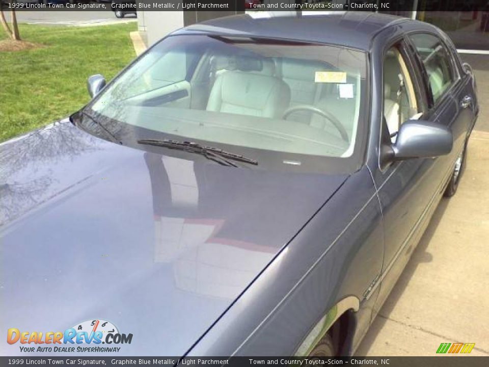 1999 Lincoln Town Car Signature Graphite Blue Metallic / Light Parchment Photo #21