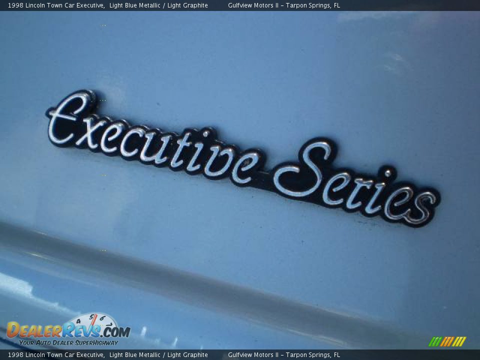 1998 Lincoln Town Car Executive Light Blue Metallic / Light Graphite Photo #9