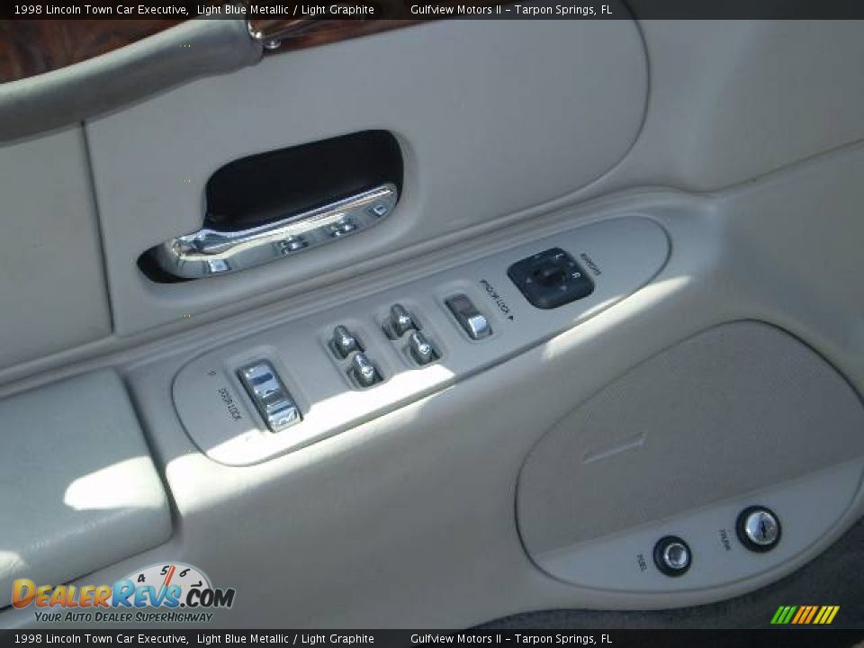 1998 Lincoln Town Car Executive Light Blue Metallic / Light Graphite Photo #13