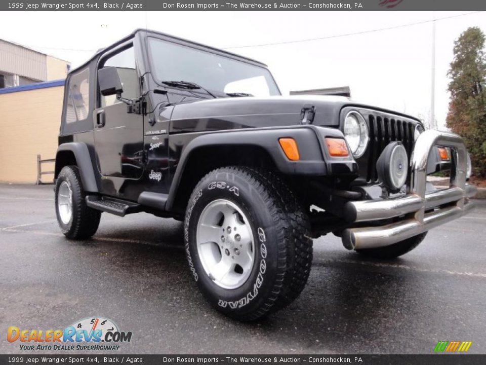 Front 3/4 View of 1999 Jeep Wrangler Sport 4x4 Photo #5