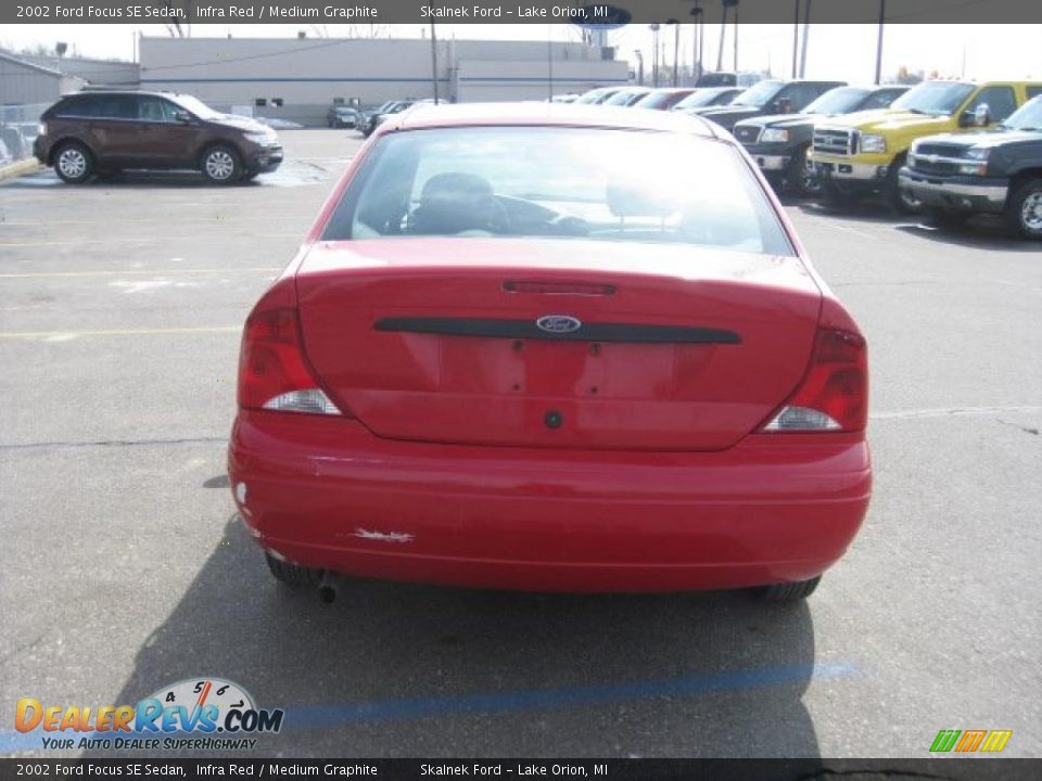 2002 Ford Focus SE Sedan Infra Red / Medium Graphite Photo #8