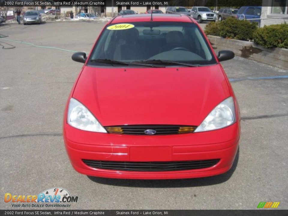 2002 Ford Focus SE Sedan Infra Red / Medium Graphite Photo #11