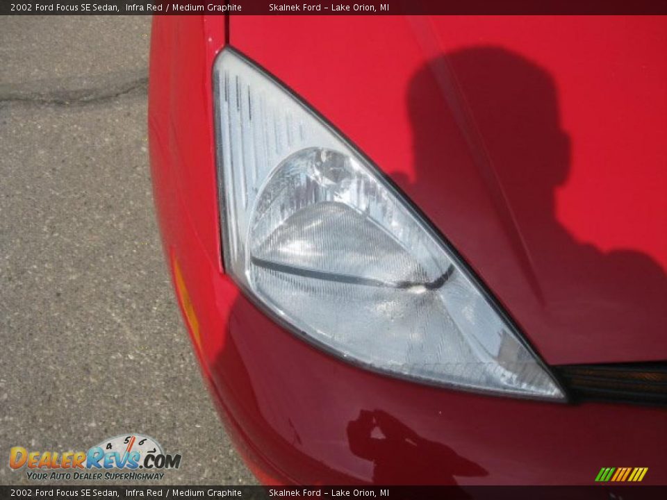 2002 Ford Focus SE Sedan Infra Red / Medium Graphite Photo #13