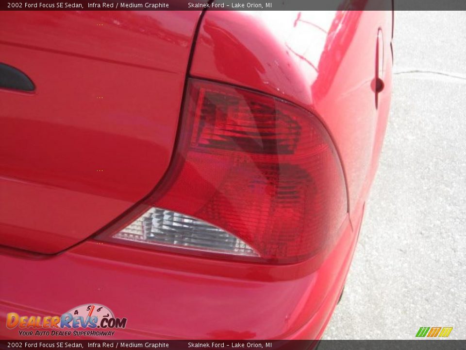 2002 Ford Focus SE Sedan Infra Red / Medium Graphite Photo #17