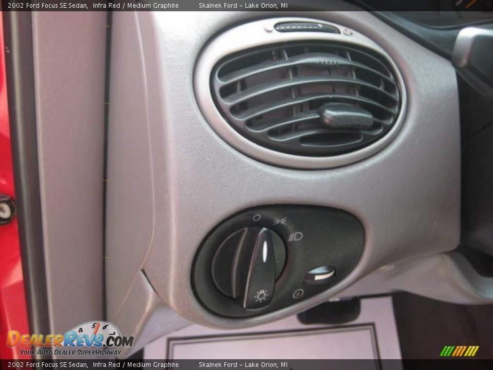 Controls of 2002 Ford Focus SE Sedan Photo #22