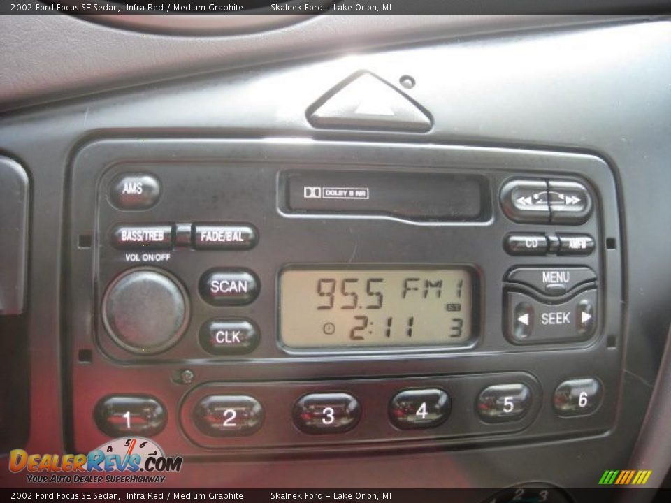 Controls of 2002 Ford Focus SE Sedan Photo #25