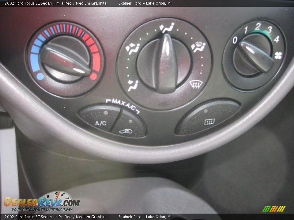 Controls of 2002 Ford Focus SE Sedan Photo #26