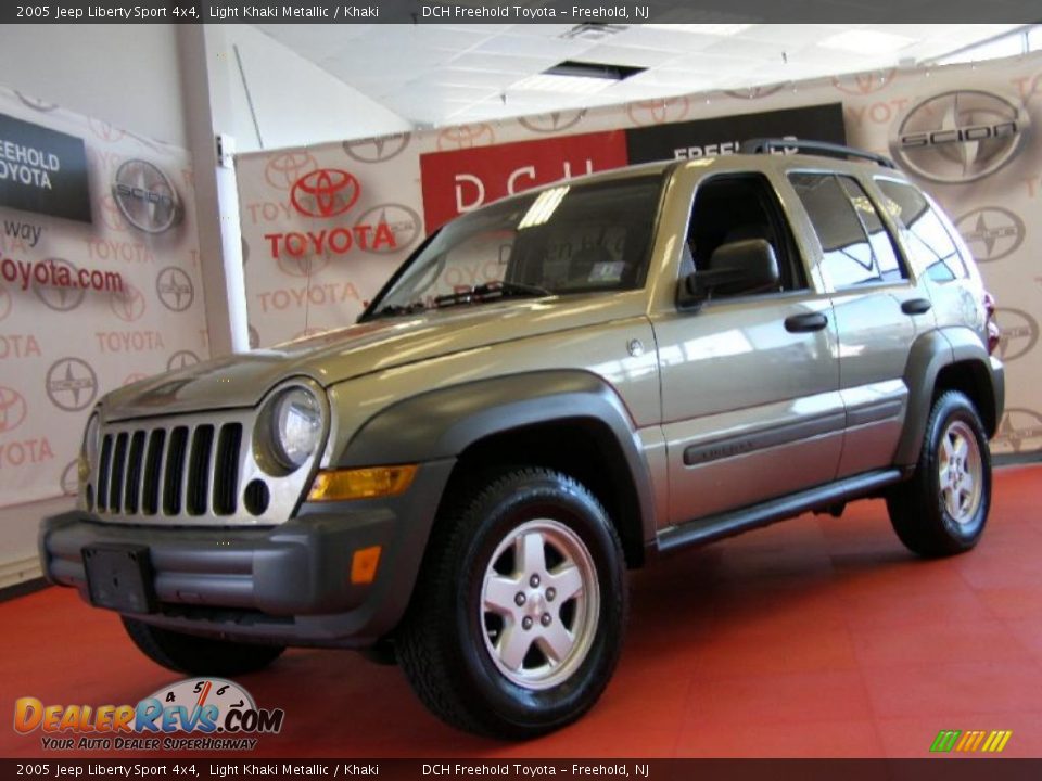 2005 Jeep Liberty Sport 4x4 Light Khaki Metallic / Khaki Photo #1