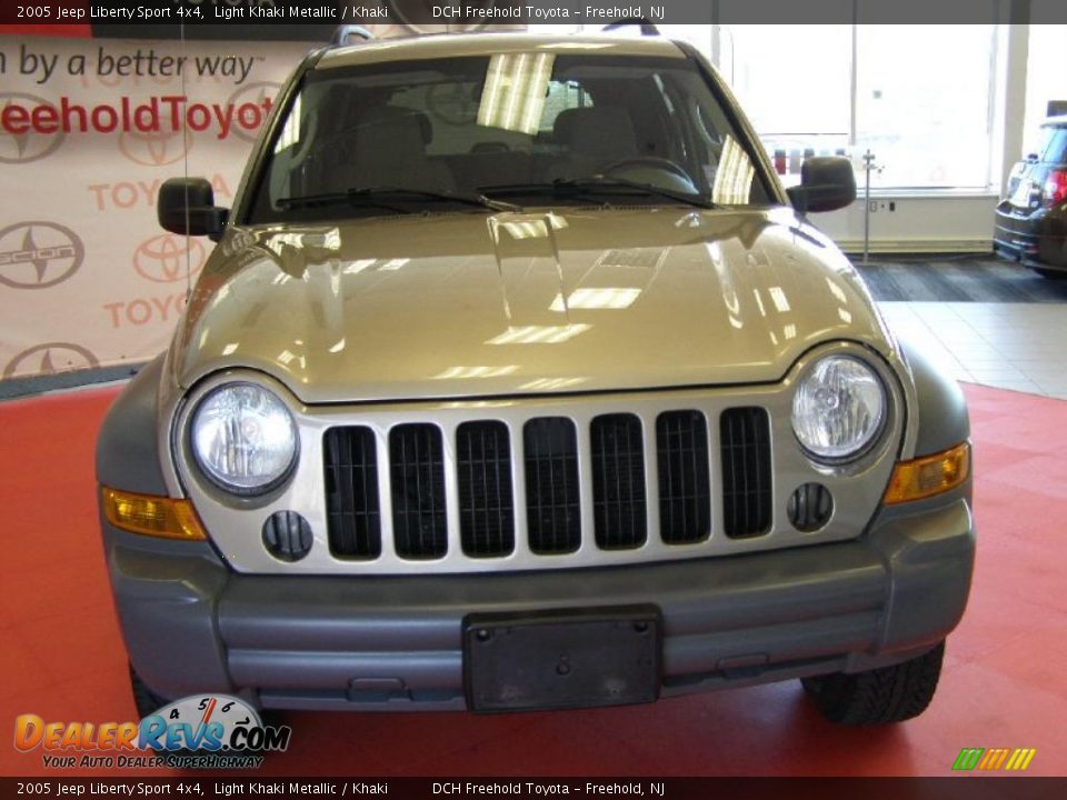 2005 Jeep Liberty Sport 4x4 Light Khaki Metallic / Khaki Photo #2