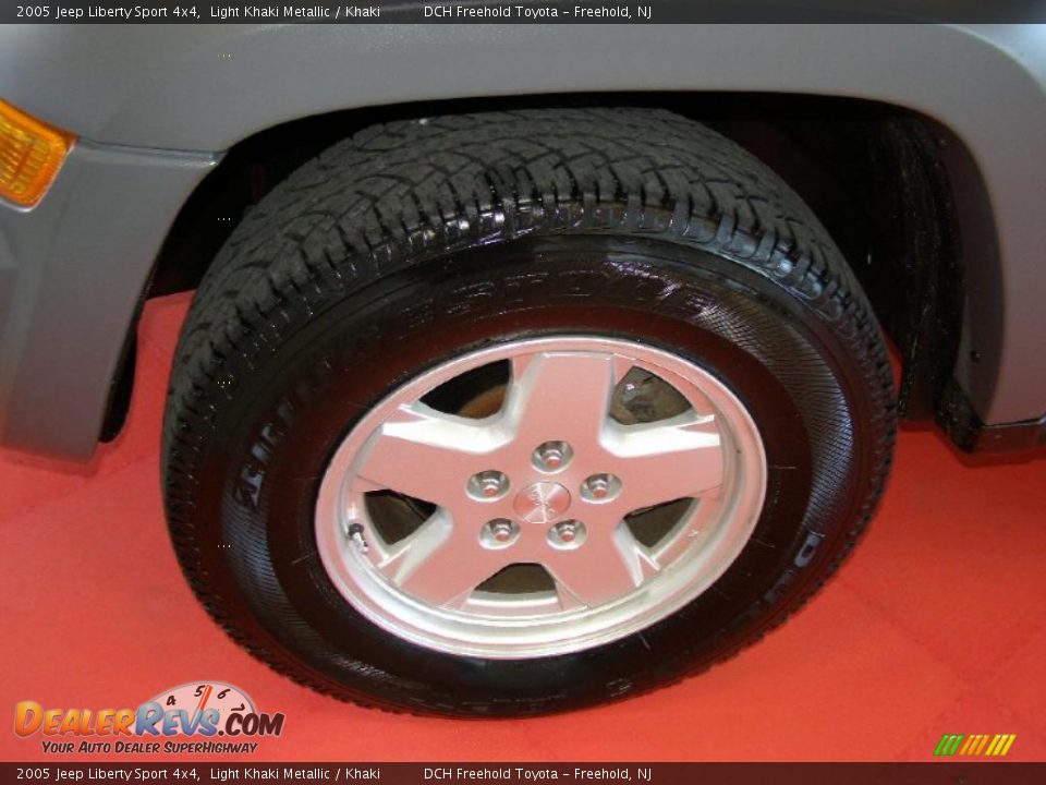 2005 Jeep Liberty Sport 4x4 Light Khaki Metallic / Khaki Photo #3