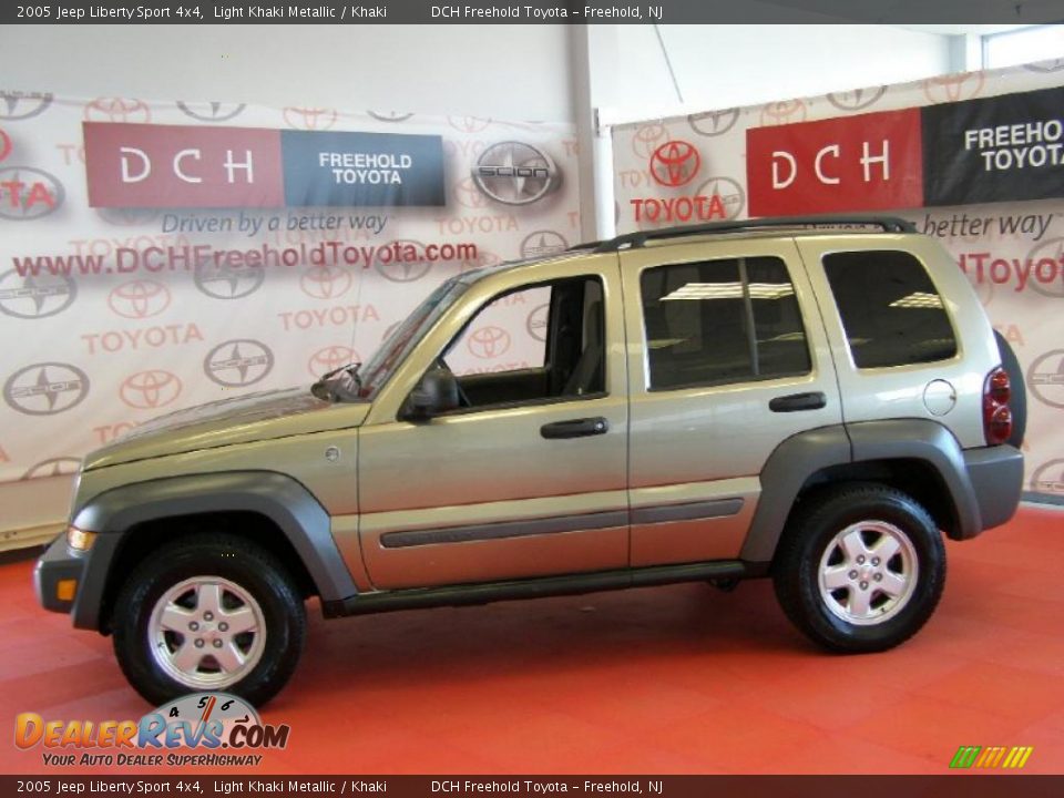2005 Jeep Liberty Sport 4x4 Light Khaki Metallic / Khaki Photo #4