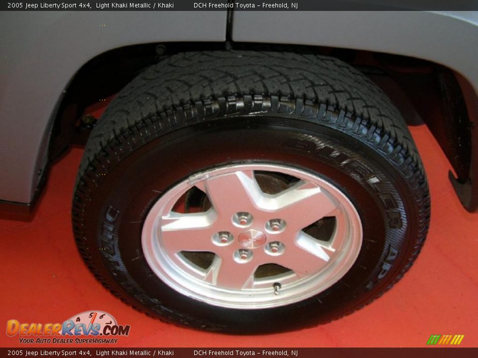 2005 Jeep Liberty Sport 4x4 Light Khaki Metallic / Khaki Photo #5