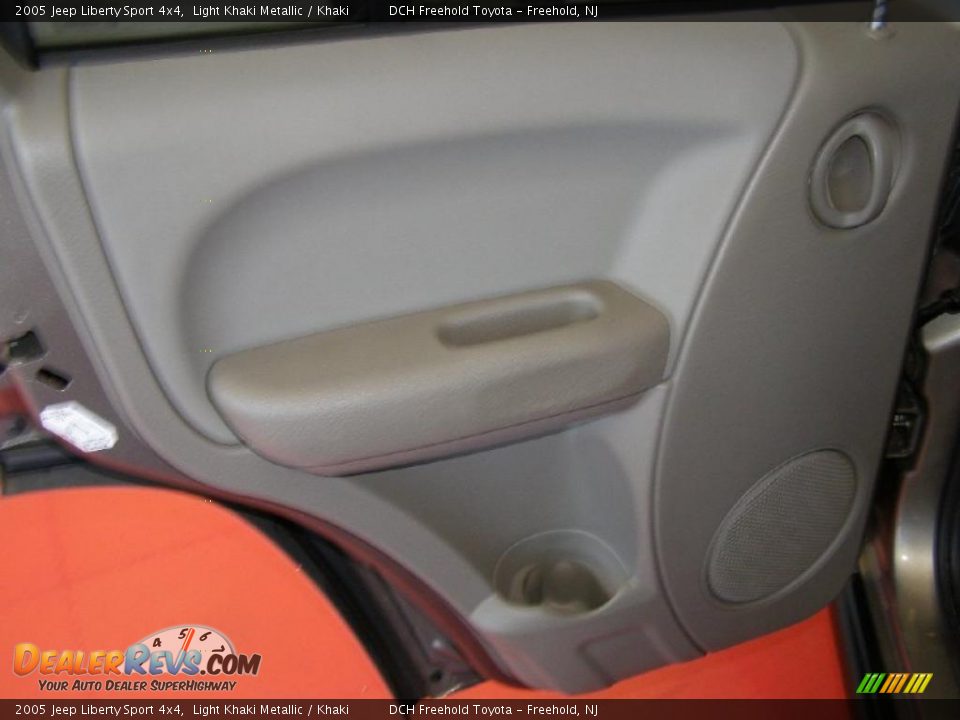 2005 Jeep Liberty Sport 4x4 Light Khaki Metallic / Khaki Photo #8