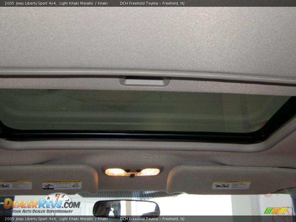 2005 Jeep Liberty Sport 4x4 Light Khaki Metallic / Khaki Photo #10