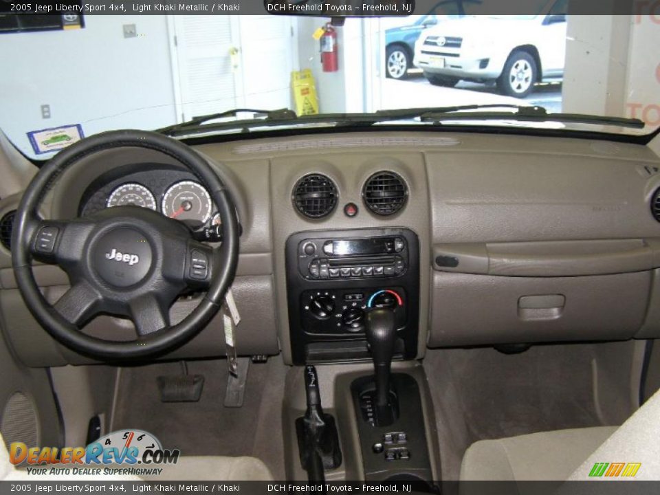 2005 Jeep Liberty Sport 4x4 Light Khaki Metallic / Khaki Photo #11