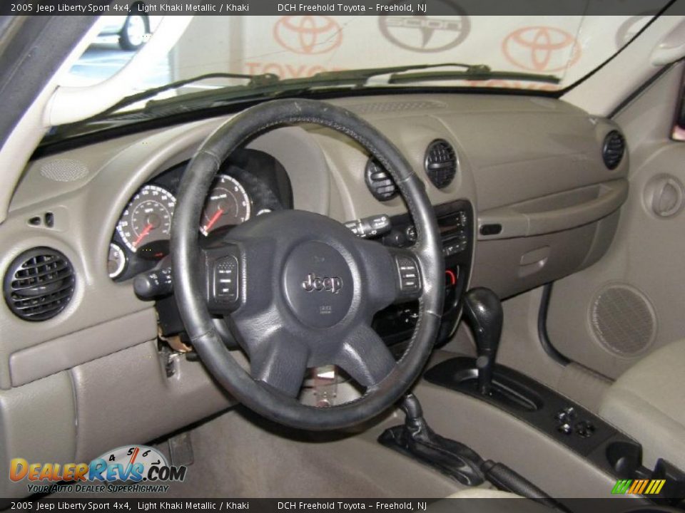 2005 Jeep Liberty Sport 4x4 Light Khaki Metallic / Khaki Photo #12