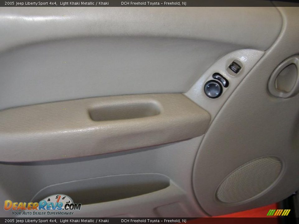 2005 Jeep Liberty Sport 4x4 Light Khaki Metallic / Khaki Photo #13