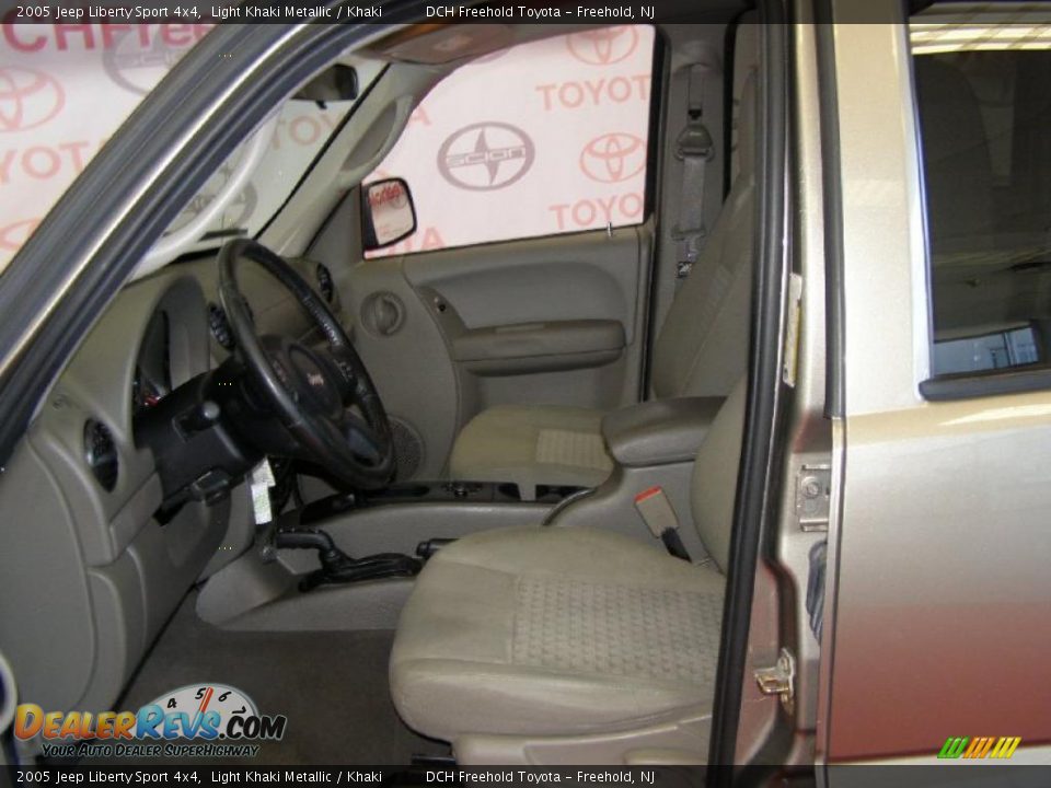 2005 Jeep Liberty Sport 4x4 Light Khaki Metallic / Khaki Photo #14
