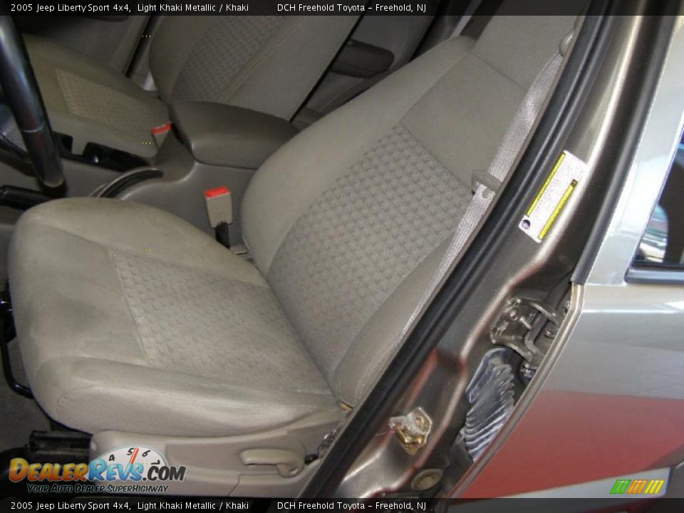 2005 Jeep Liberty Sport 4x4 Light Khaki Metallic / Khaki Photo #16