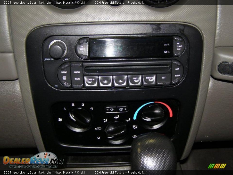 2005 Jeep Liberty Sport 4x4 Light Khaki Metallic / Khaki Photo #17