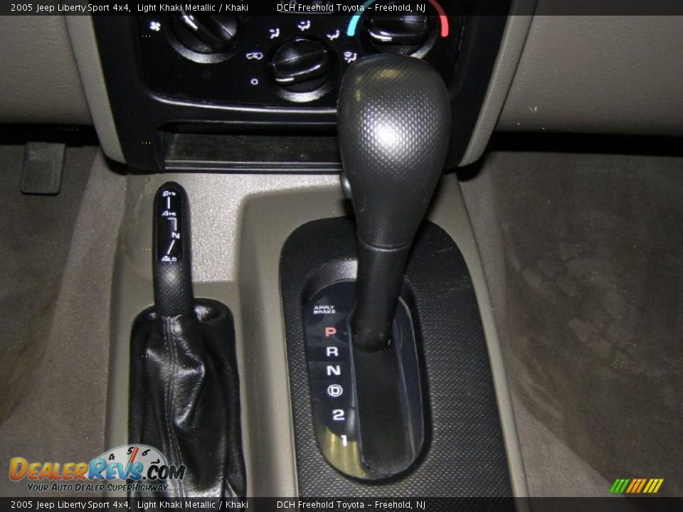 2005 Jeep Liberty Sport 4x4 Light Khaki Metallic / Khaki Photo #18