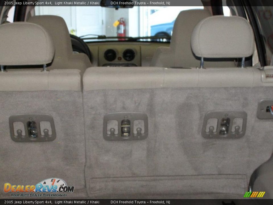 2005 Jeep Liberty Sport 4x4 Light Khaki Metallic / Khaki Photo #20